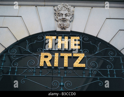 L' Hotel Ritz segno a Piccadilly, Londra, Inghilterra, Regno Unito Foto Stock