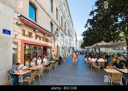 Il Cafe Bar in Place du General de Gaulle, Vieux Port District, Marsiglia, Cote d'Azur, in Francia Foto Stock