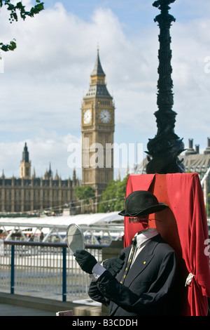 L'uomo invisibile di un animatore di strada sulla South Bank di Londra con il Big Ben in background Foto Stock