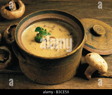 Piatto da cucina. Zuppa di funghi in un recipiente di terracotta. Foto Stock