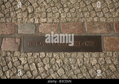 Lapide commemorativa del luogo in cui il Muro di Berlino è stato dal 1961 al 1989 a Berlino, Germania Foto Stock