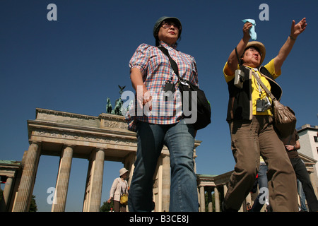 I turisti giapponesi di fronte alla Porta di Brandeburgo a Berlino, Germania Foto Stock