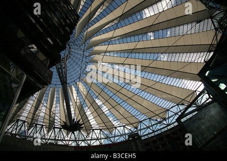 Enorme cupola del Sony Center progettato da Helmut Jahn a Potsdamer Platz a Berlino, Germania Foto Stock