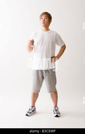 Metà uomo adulto azienda bere Foto Stock