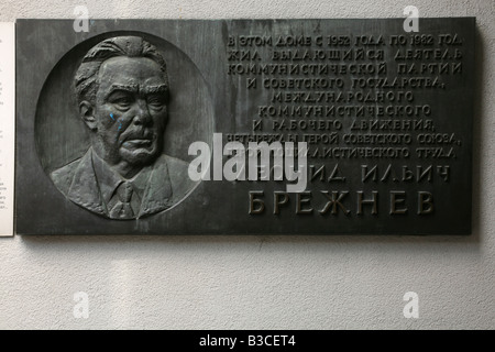 Una lapide commemorativa dalla casa di Leonid Brezhnev a Mosca nel Museo del Muro di Berlino in Germania Foto Stock