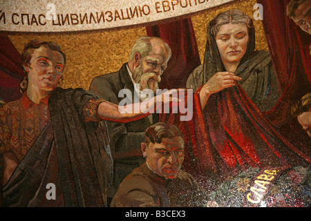 Mosaico colorato all'interno della guerra sovietica Memorial a Treptow Park a Berlino, Germania Foto Stock