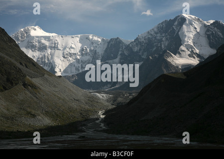 Montagna di Belukha, il punto più alto in Siberia e in montagne di Altai, Russia. Foto Stock