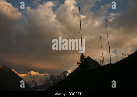 Stazione meteo nella parte anteriore della montagna di Belukha, il punto più alto in Siberia e in montagne di Altai, Russia, al tramonto Foto Stock