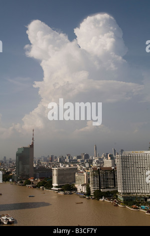 Vista del Fiume Chao Praya a Bangkok in Tailandia Foto Stock