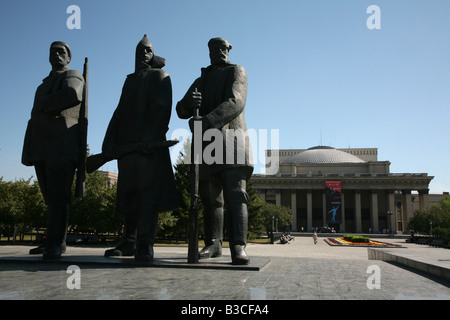 Era sovietica statue di Lenin sulla piazza di fronte a Novosibirsk opera e balletto in Novosibirsk, Russia Foto Stock