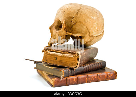 Cranio e vecchi libri isolato su bianco Foto Stock