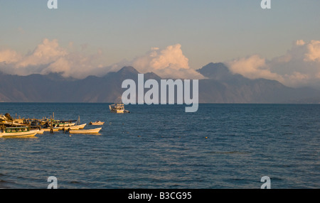 Nuvole la laminazione in lago Atitlan, Guatemala Foto Stock