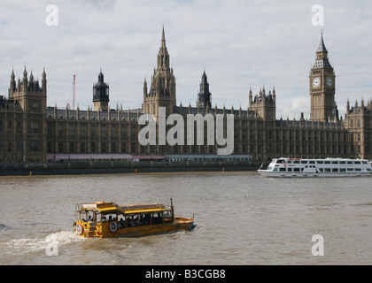 Amphibious landing craft Duck Tours sul fiume Tamigi con le case del Parlamento Londra Gran Bretagna Agosto 2008 Foto Stock