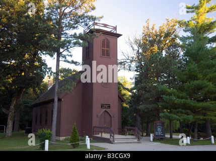 Piccola chiesa marrone nella valle, Nashua, Iowa Foto Stock