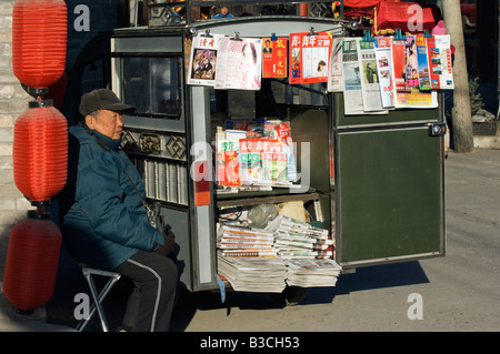 Cina, Pechino, l'Houhai. Un uomo la vendita di caricatori su strada. Foto Stock