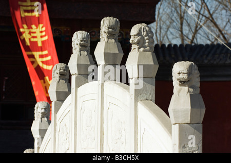 Cina, Pechino. Tempio Beiputuo e film studio Imposta posizione. Un ponte decorato con leone di pietra le figure. Foto Stock