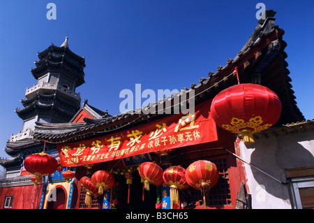 Cina, Pechino. Tempio Beiputuo e film studio Imposta posizione. Un colorato di rosso tempio murata edificio. Foto Stock