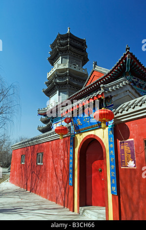 Cina, Pechino. Tempio Beiputuo e film studio Imposta posizione. Un colorato di rosso tempio murata edificio. Foto Stock