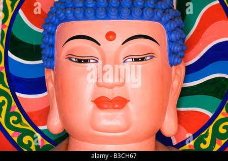 Cina, Pechino. Tempio Beiputuo e film studio Imposta posizione, una immagine colorata di un buddha. Foto Stock