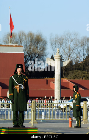 Cina, Pechino, Piazza Tiananmen. Protezioni sul dovere di fronte alla porta della pace celeste. Foto Stock