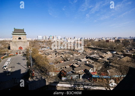 Cina, Pechino. Il campanile e il quartiere dell'hutong tetti. Foto Stock