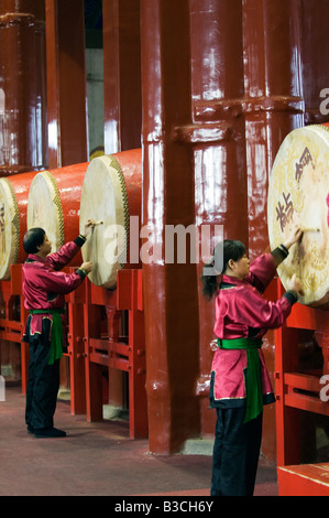 Cina, Pechino. I percussionisti all'interno della Torre del Tamburo, un più tardi la dinastia Ming versione originariamente costruita nel 1273 Foto Stock