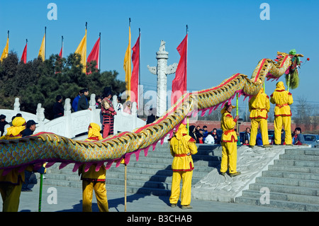 Cina, Pechino. Tempio Beiputuo e film studio. Anno Nuovo Cinese Festival di Primavera - Dragon Dance esecutori. Foto Stock