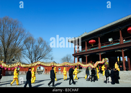 Cina, Pechino. Tempio Beiputuo e film studio. Anno Nuovo Cinese Festival di Primavera - Dragon Dance esecutori. Foto Stock