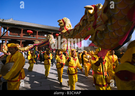 Cina, Pechino. Tempio Beiputuo e film studio. Anno Nuovo Cinese Festival di Primavera - Dragon Dance esecutori. Foto Stock