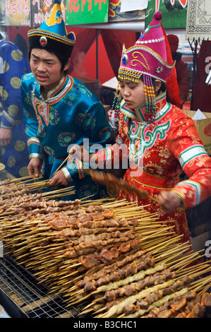 Cina, Pechino. Anno Nuovo Cinese Festival di Primavera - Changdian street fair - musulmana di fornitori di stallo nella preparazione degli alimenti da Xingjiang Foto Stock