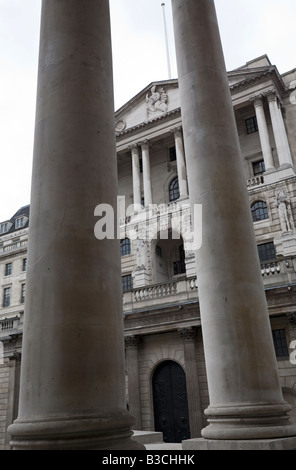 I pilastri nella parte anteriore della Bank of England Threadneedle Street London GB UK Foto Stock