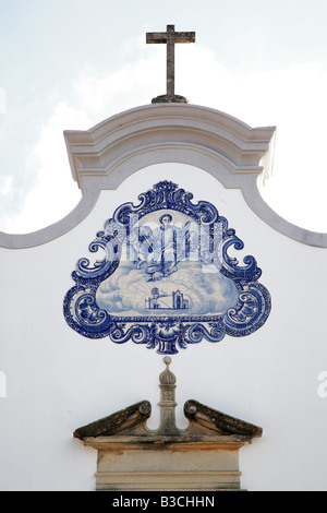 Storico immagini Azulejos una forma tipica dei portoghesi dipinte ceramica invetriata tileworkat la chiesa di Sao Lourenco de Matos essere Foto Stock