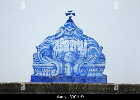 Storico immagini Azulejos una forma tipica dei portoghesi dipinte ceramica invetriata tileworkat la chiesa di Sao Lourenco de Matos essere Foto Stock