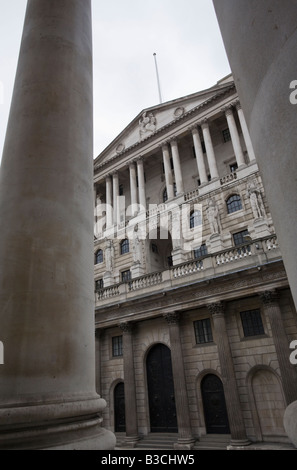 I pilastri nella parte anteriore della Bank of England Threadneedle Street London GB UK Foto Stock