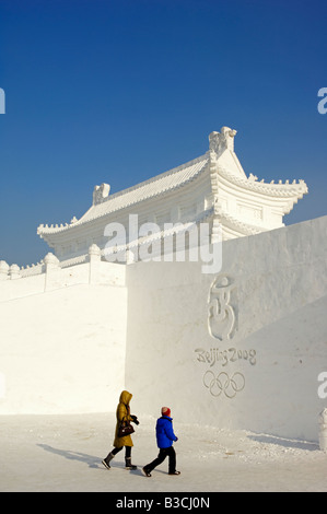 La Cina, a nord-est della Cina, Provincia di Heilongjiang, Harbin città. Neve e sculture di ghiaccio Festival presso il Sun Island Park. Foto Stock