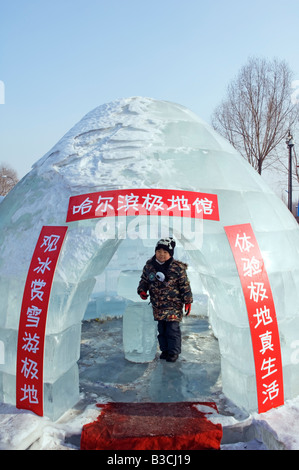 La Cina, a nord-est della Cina, Provincia di Heilongjiang, Harbin città. Neve e sculture di ghiaccio Festival presso il Sun Island Park. Foto Stock