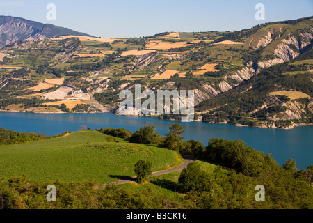 Lac de Serre Poncon Hautes Alpes Embrun Foto Stock