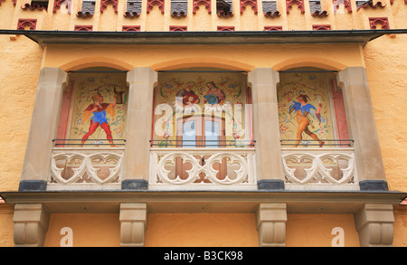 Fresken im Schloßhof von Schloß Hohenschwangau Schwangau bei Füssen Bayern Deutschland Foto Stock