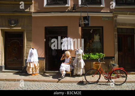 Le donne s negozio di abbigliamento su un vicolo in Gamla Stan la città vecchia a Stoccolma Svezia Europa Foto Stock