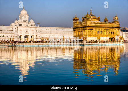 Le persone al Tempio d'oro di Amritsar Punjab India Foto Stock