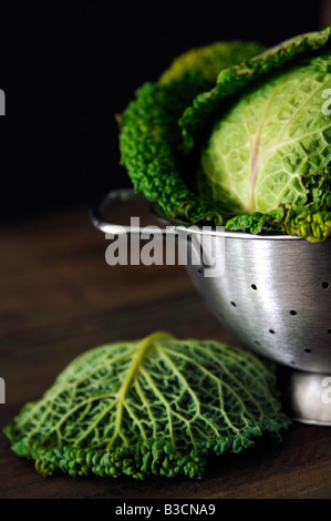 Cavolo verza nella succhieruola, close-up Foto Stock