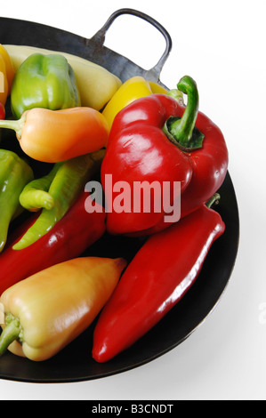 Padella con differenti pepe, close-up Foto Stock