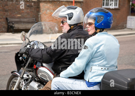 Una coppia senior nel Regno Unito in attesa in corrispondenza di un incrocio stradale in Wareham nel Dorset Foto Stock