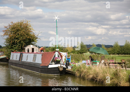 Un narrowboat in corrispondenza di una zona residenziale di attracco sul Grand Union Canal vicino a Tring con la propria turbina eolica generatore di energia elettrica Foto Stock