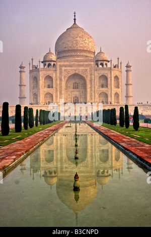 Vista panoramica del Taj Mahal di sunrise Agra Uttar Pradesh, India Foto Stock