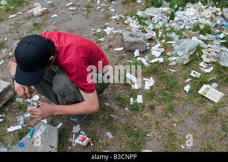 Un giovane uomo che utilizza una miscela di cocaina ed eroina a Berlino . Foto Stock