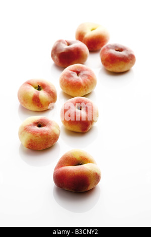 Pesche di montagna ((Prunus persica var. platycarpa), close-up Foto Stock