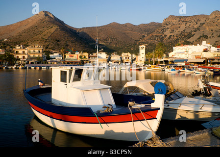 Montare oxa e barche da pesca ormeggiate in porto elounda Aghios Nicolaos lassithi Creta Grecia Foto Stock