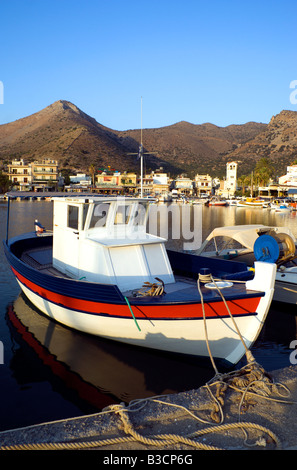 Montare oxa e barche da pesca ormeggiate in porto elounda Aghios Nicolaos lassithi Creta Grecia Foto Stock