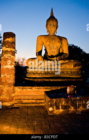 Il Buddha illuminato di notte Wat Mahathat in Sukhothai parco storico della Thailandia Foto Stock